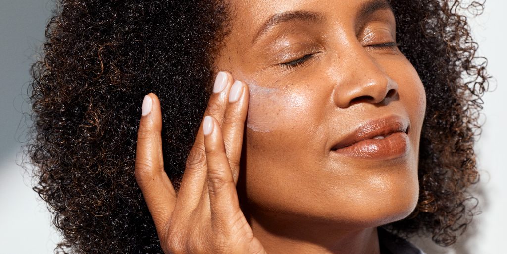 How to Use a Retinol Alternative in Your Skincare Routine